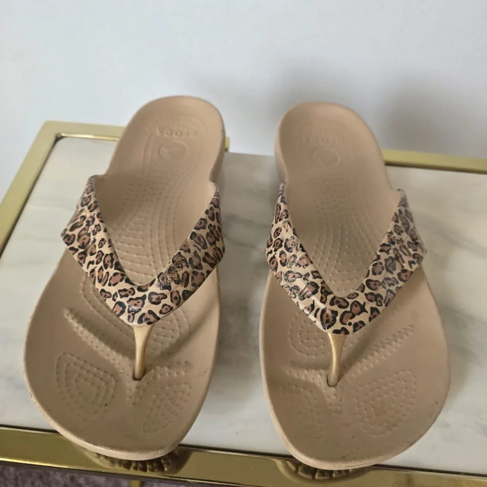 Crocs Kadee Flip Flop Womens 9 Leopard Cheetah Print Iconic Comfort Sandals
